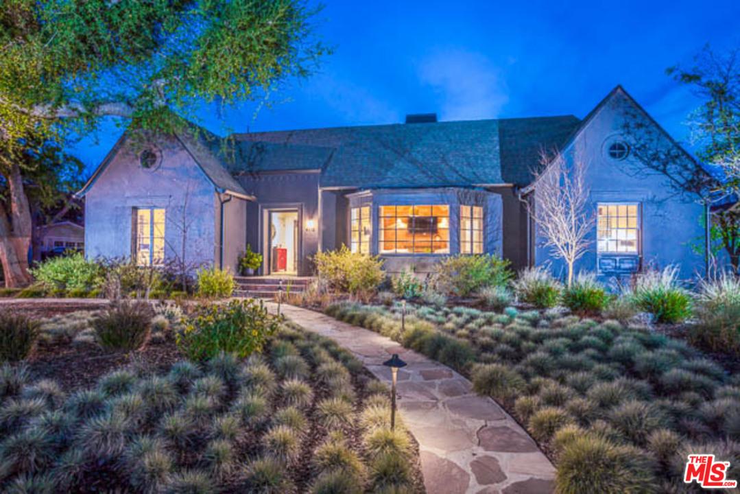 tvoadotnet's tweet image. Using minimalist approaches, Alberto Rivera transforms this historic 1930's home.
zurl.co/VL52k