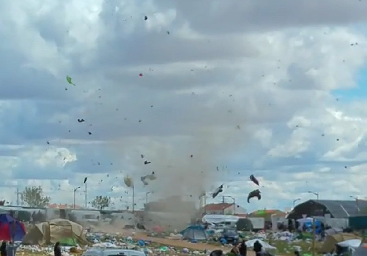 Enclmdiario's tweet photo. #ViñaRock2018 | El vídeo📹📹 del tornado🌪🌪 de basura que recorrió la acampada del Viña Rock - ENCLM https://t.co/FQAZPmeczw vía @enclmdiario https://t.co/UPbpLeIP71