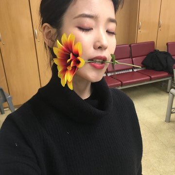 goodbyenayeon's tweet photo. ตอนเค้าเห็นว่าพี่ยี่ซีอัพรูปดอกไม้ที่เค้ามอบให้เองกับมือลงไอจี 🐿🌻☁️♡𓈒 https://t.co/d9HScaEEqa