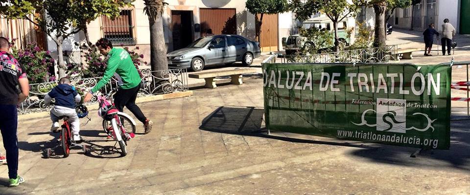 Santiago de Calatrava y la promoción escolar de la Federación Andaluza de Triatlón se unen para desarrollar una actividad de Triatlón para 40 menores. Continuamos...