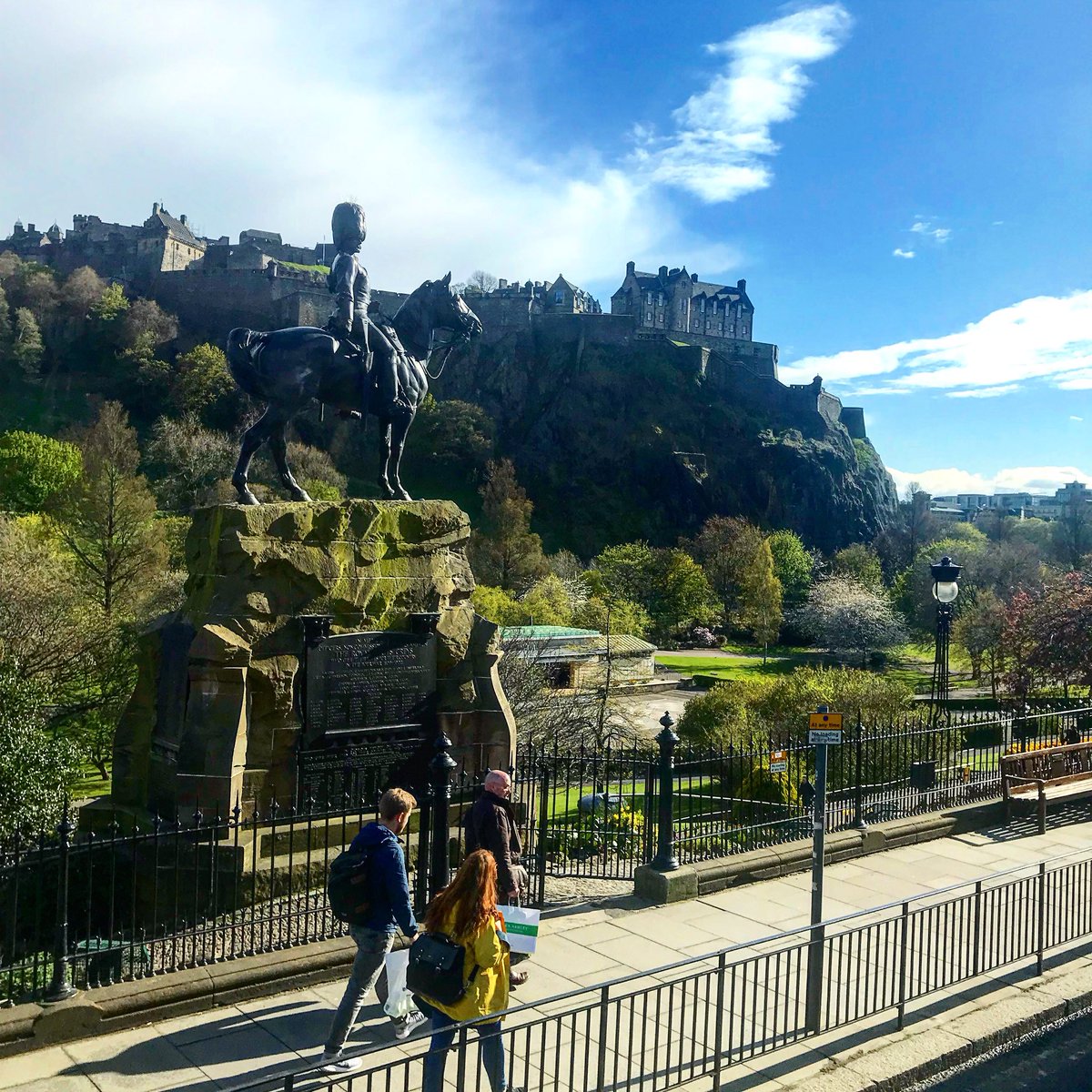 Don’t you love Edinburgh when the suns out. #home #edinburgh #edinburghcastle #busviews #hometime #princesstreet #blueskies #sunshine #scotland #visitscotland #busjouney