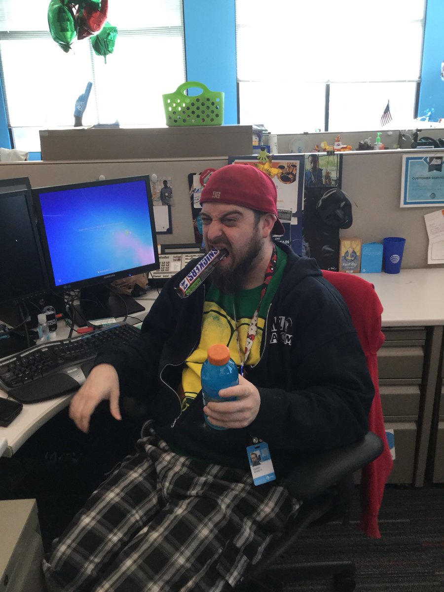 TeamRonbeck's tweet photo. @Tru_SuzieQ @BothellProud Prefect way to start the day, Gary received a great surprise from his buddy @BothellProud @TeamRonbeck #spiritweek #HappyTuesday #BuddyWeek https://t.co/XtcfvCUPuE