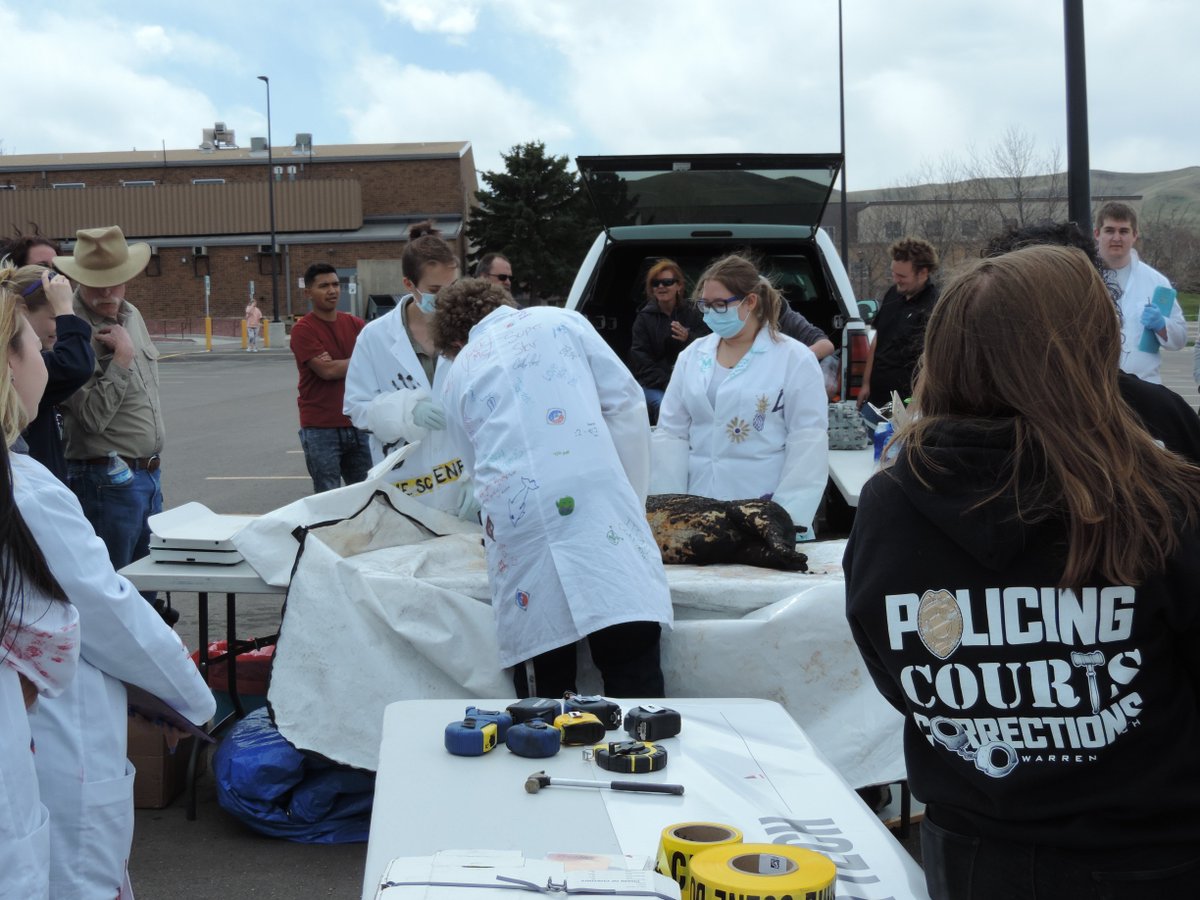 JeffcoSchoolsCo's tweet photo. Fire science, criminal justice, &amp; forensic science students @WarrenTechHS teamed up for their 2nd annual arson investigation to get some real world experience in arson crime scene investigation. These programs collaborated on 1 of the most dynamic learning events of the year. https://t.co/jVE6kubGta