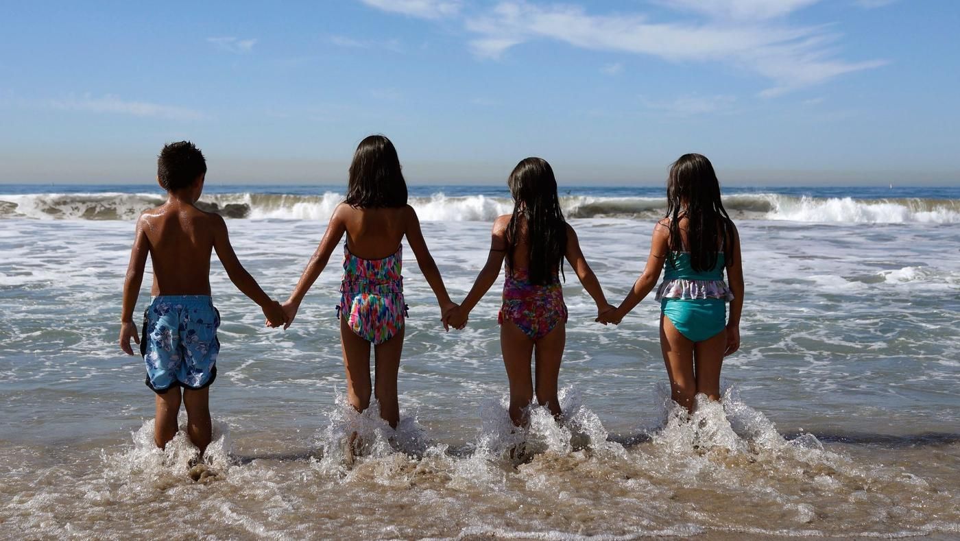 Девушки разных национальностей на пляже