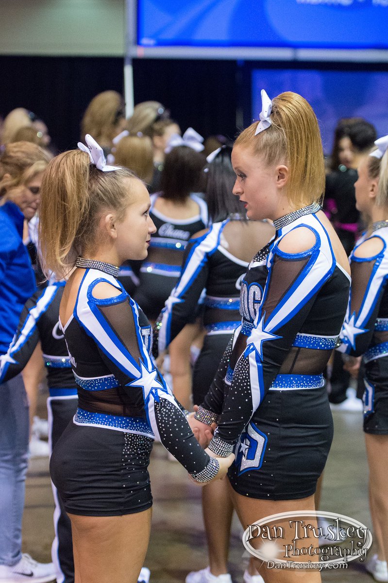 Come support your favorite Frosties at our Summit Showcase tomorrow at 7:30pm! 💙❄️🖤