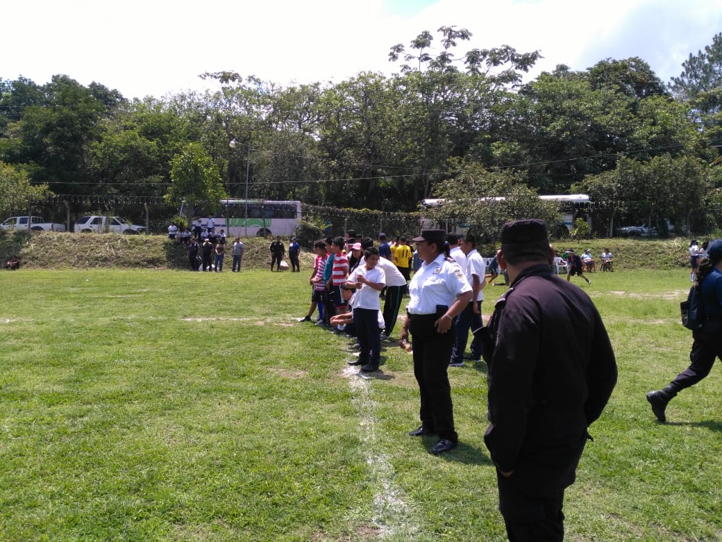 PNCSV's tweet photo. Con la implementación de este programa, la Delegación #SSSUr, da seguimiento y verifica que los estudiantes no se involucren en hechos de violencia #LAPolicial #PrevenciónSV https://t.co/Bqc2tbPnyS