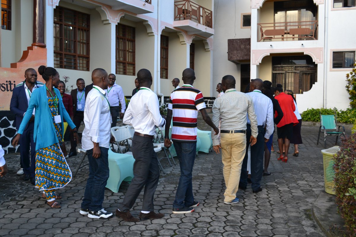PaxChristi's tweet image. Jouer le jeu des chaises musicales pour introduire la #Nonviolence , mettant en évidence le conflit intérieur lorsque l’on est confronté à une situation inéquitable et l’importance d’identifier tous les acteurs impliqués. #NonviolenceEnAfrique #FormationDesFormateurs