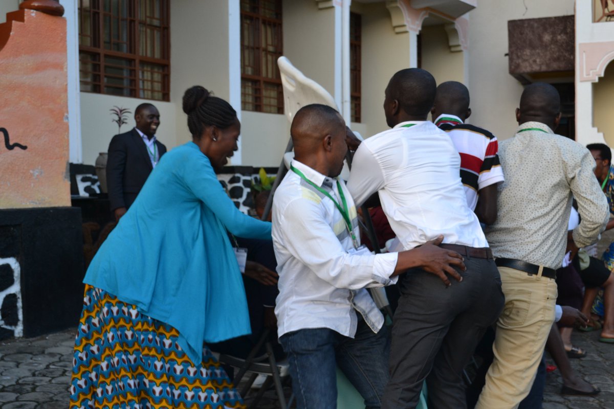 PaxChristi's tweet image. Jouer le jeu des chaises musicales pour introduire la #Nonviolence , mettant en évidence le conflit intérieur lorsque l’on est confronté à une situation inéquitable et l’importance d’identifier tous les acteurs impliqués. #NonviolenceEnAfrique #FormationDesFormateurs