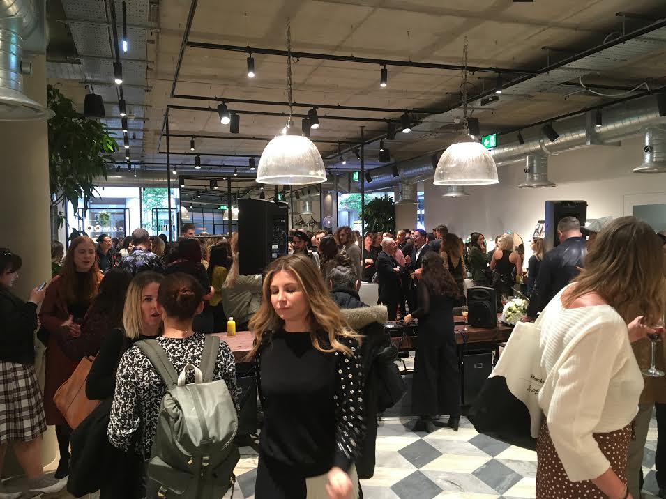 gappt's tweet photo. @hershesons has done it again - their new flagship on Berners Street is simply incredible.  Here are some photos from the launch event - fab party and the best macaroons we've ever had! 😍 #party #salon #hair #cool #innovation #London #Legend https://t.co/I8uWRxLU3T