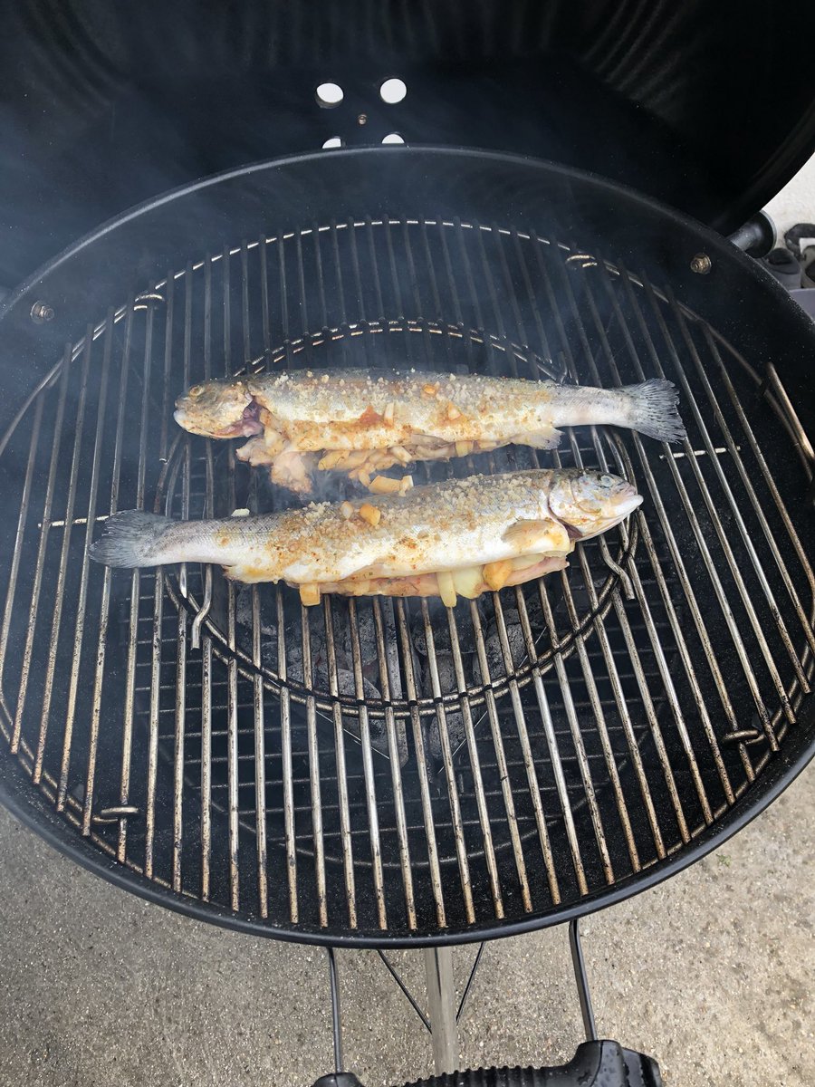 AlexAka77's tweet photo. #instantBBQ Même sous une légère pluie.... menu de la mer. Crevette marinade Thaï et Truite rose façon provençale au grill ! @WeberBarbecue #gourmand #diet https://t.co/S9RAawofBM