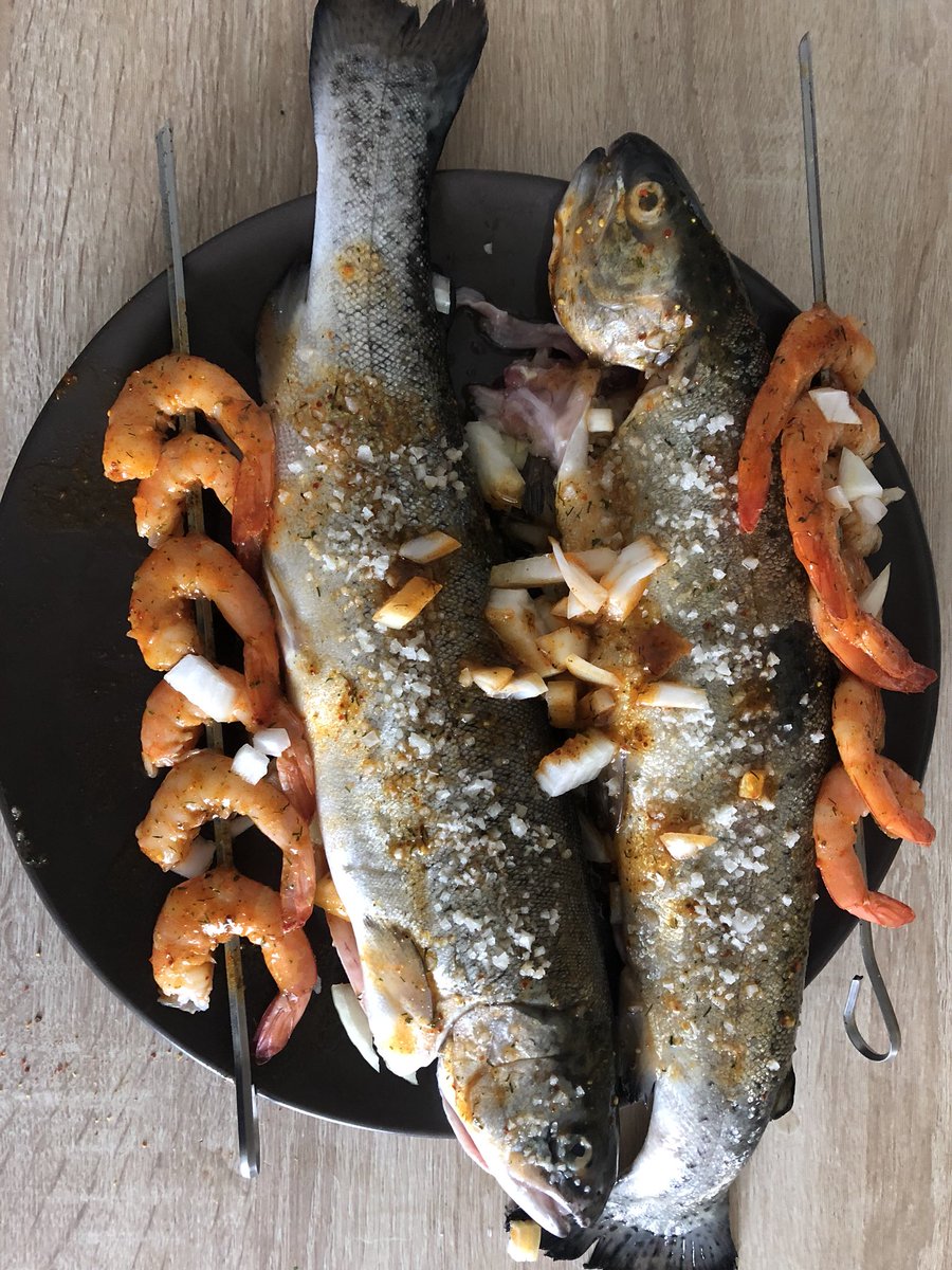 AlexAka77's tweet photo. #instantBBQ Même sous une légère pluie.... menu de la mer. Crevette marinade Thaï et Truite rose façon provençale au grill ! @WeberBarbecue #gourmand #diet https://t.co/S9RAawofBM