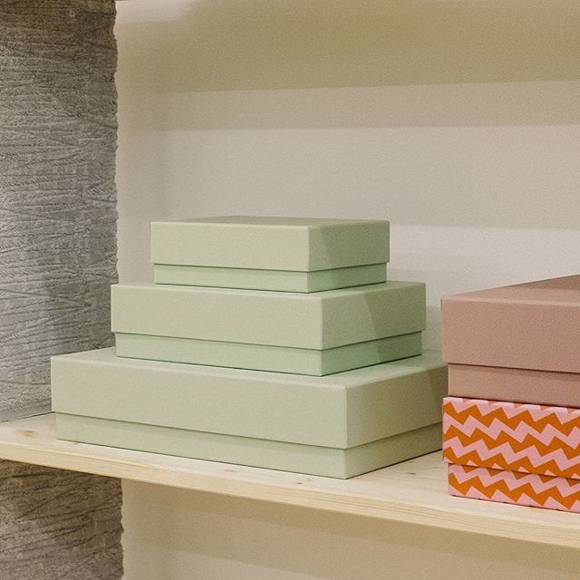 esmewinter's tweet photo. Stay tuned: Our curated selection for #ensemblespring18 will be available online very soon, including our new box collection. ✨⠀
–⠀
#esmewinter #limitededition #paperlove #patternedpaper #stationerylove #simplelife #seekthesimplicity #aquietstyle https://t.co/pVxMDiDtk7 https://t.co/ZtVjQeKdOW