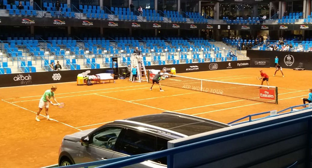 TTForgtr's tweet photo. TEB BNP Paribas @istanbulopen açılış turunda Ben McLachlan/Nicholas Monroe ile karşı karşıya gelen Tuna Altuna/Anıl Yüksel ekibi, birinci seti 6-2 yitirdi. Mücadeleyi @sportstvcomtr ekranlarından izleyebilirsiniz. https://t.co/X9QVmqAodG