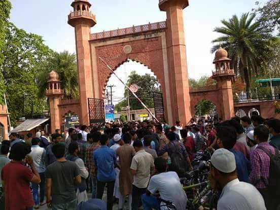 ShivprakashRan2's tweet photo. #HandsOffAMU
#PunishHinduYuvaVahini https://t.co/nkWBnU1SiA