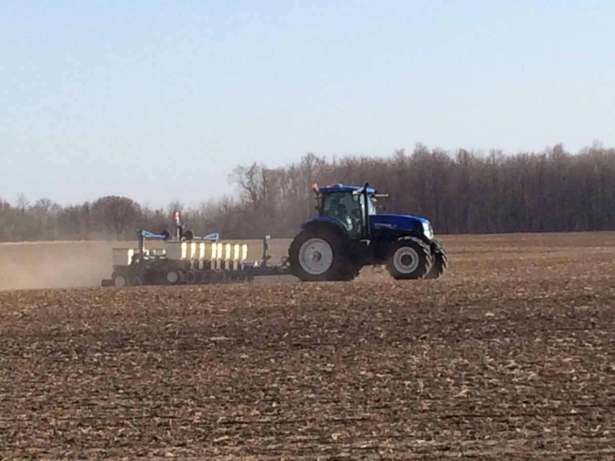 farmer_funk's tweet photo. Beauty couple of days to get a start at the corn #plant18 #ontag https://t.co/ZuJot3p0gW