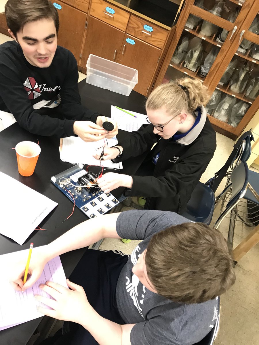 merrill307's tweet photo. Making electrons flow with some hands-on learning 💡 #WeAreFirebirds https://t.co/HwGXTsR25x