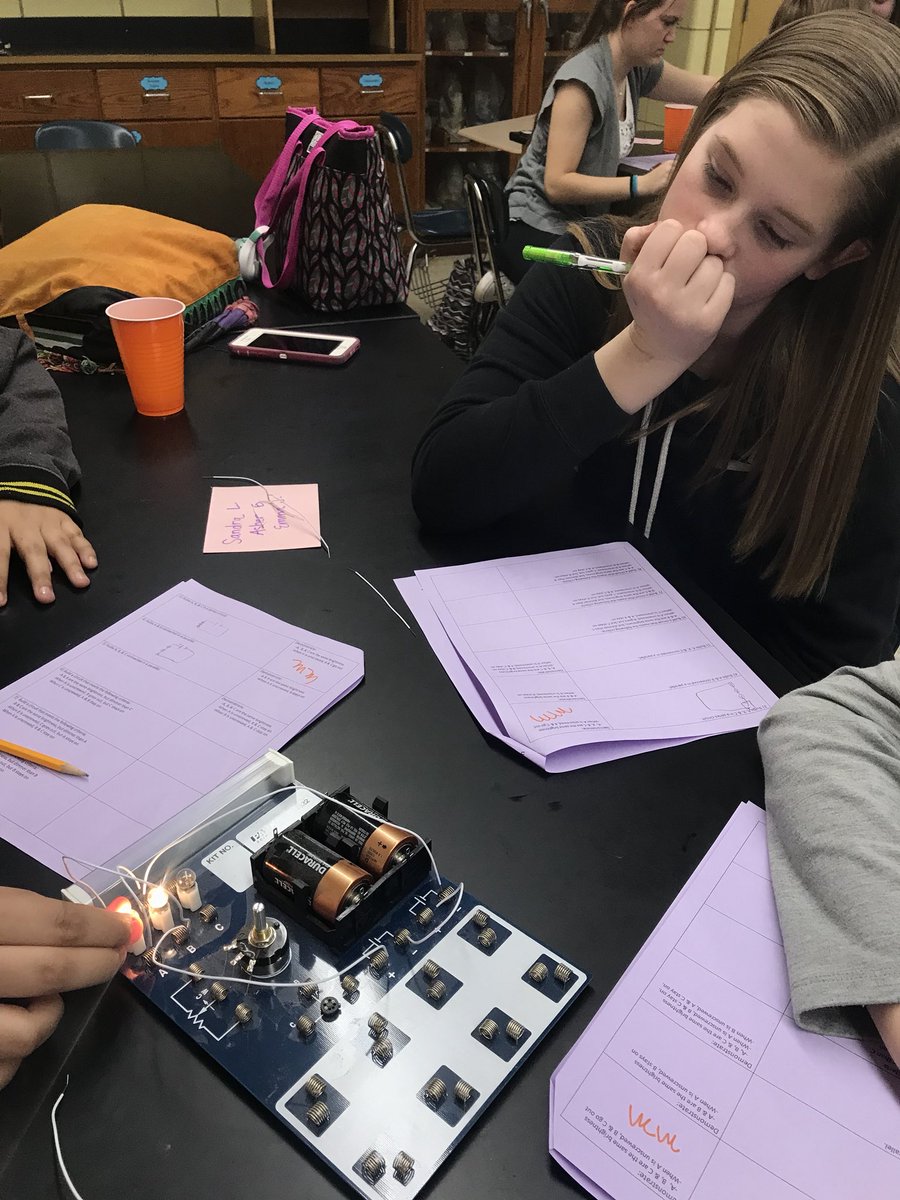 merrill307's tweet photo. Making electrons flow with some hands-on learning 💡 #WeAreFirebirds https://t.co/HwGXTsR25x