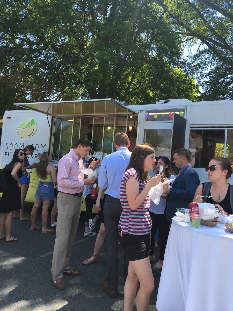 elliebrowncom's tweet photo. My personal favorite @SoomsoomPita ‘s truck #foodtruckfrenzy #com110e https://t.co/lM38HToUko