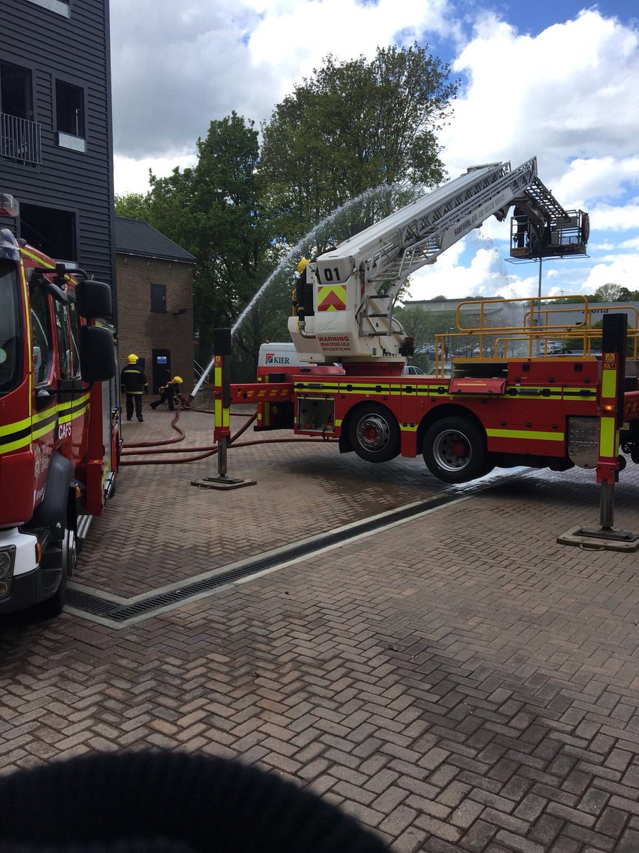 Basingstoke_01's tweet photo. This afternoon W/W have been training on the #ALP, simulating using the ladder as a #WaterTower #keepingupskills https://t.co/2UQX5cf0lS