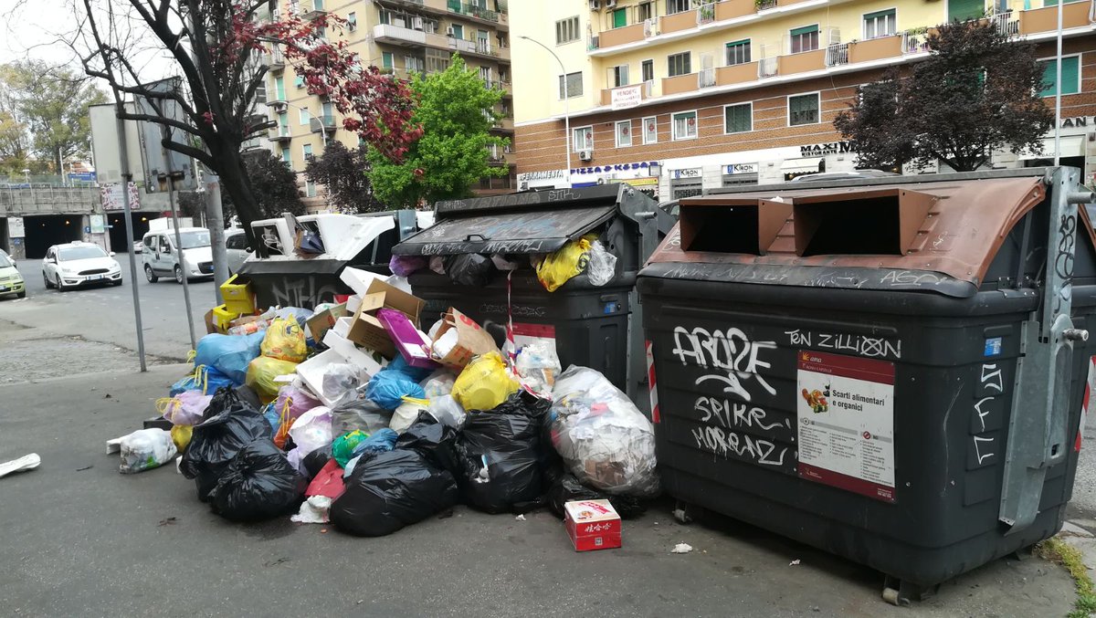 GinevraJohnson's tweet photo. Insomma, qst é la situazione a Piazza Della Radio da quasi 4 giorni. A voi i commenti... @romatoday @RomaCapitaleNW #Roma #RomaMarconi #romacapitale #romanews #spazzatura https://t.co/IaiyJLXBGQ