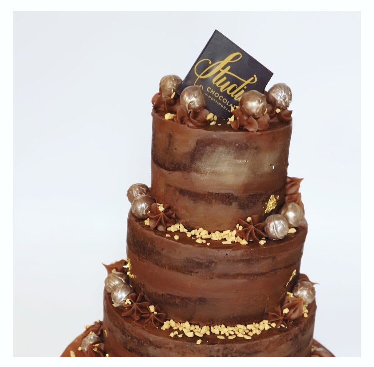 studiochoc's tweet image. LOOK AT THIS❤️❤️❤️ Earlier this year we created this amazing 3 tier milk chocolate and honeycomb flavoured cake decorated with milk chocolate truffles dusted in gold and honeycomb pieces, SO good. #StudioChocolate