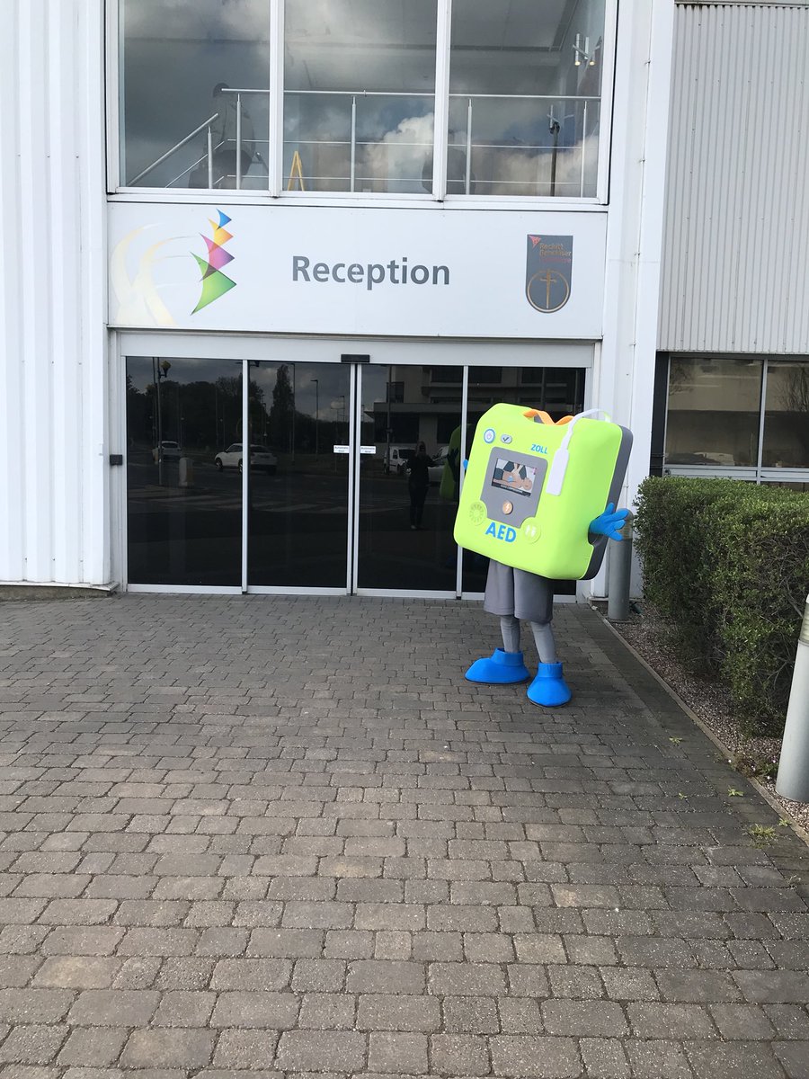 MaroonTraining's tweet photo. Half way through Safety week. Launching 4 new ZOLL AED 3’s. Keeping the entire workforce safe @ZOLLaeds @LyndseyWestcot1 #defibtraining #safety https://t.co/Ybdd4ELHcw