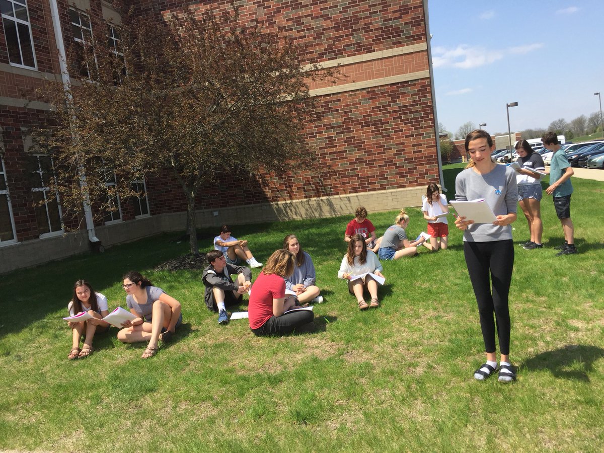 MrsKinthemiddle's tweet photo. It’s such a beautiful day...so we rehearse outside! #kidstoday https://t.co/zIL1dh7I9I