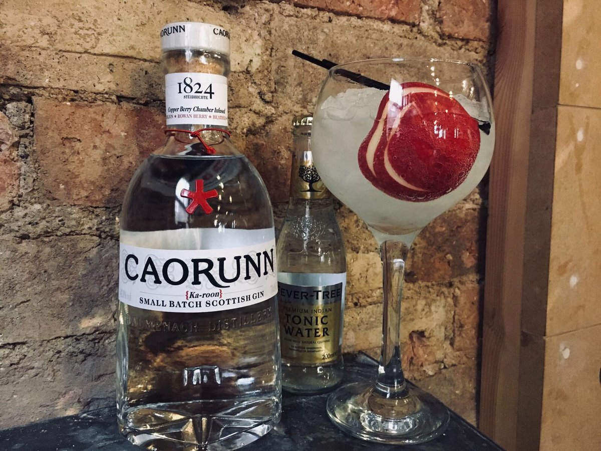 Here’s our new #gin of the week, just in time for the #BankHoliday Weekend celebrations! We suggest a generous serving of Caorunn, sliced red apple and natural tonic 🍎🍎