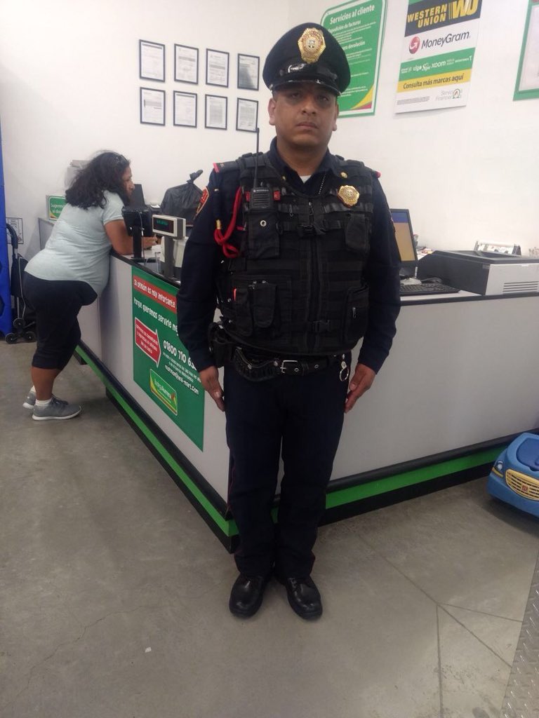 LupitaJuarezH's tweet photo. El agente de la @SSP_CDMX José Benjamín Sánchez Ramirez, devolvió a su dueño una mochila con 5 mil 770 pesos en el supermercado que vigila; el dinero equivale casi a un mes de su sueldo. (📸✍️@c4jimenez) https://t.co/ybyPZcL3rc