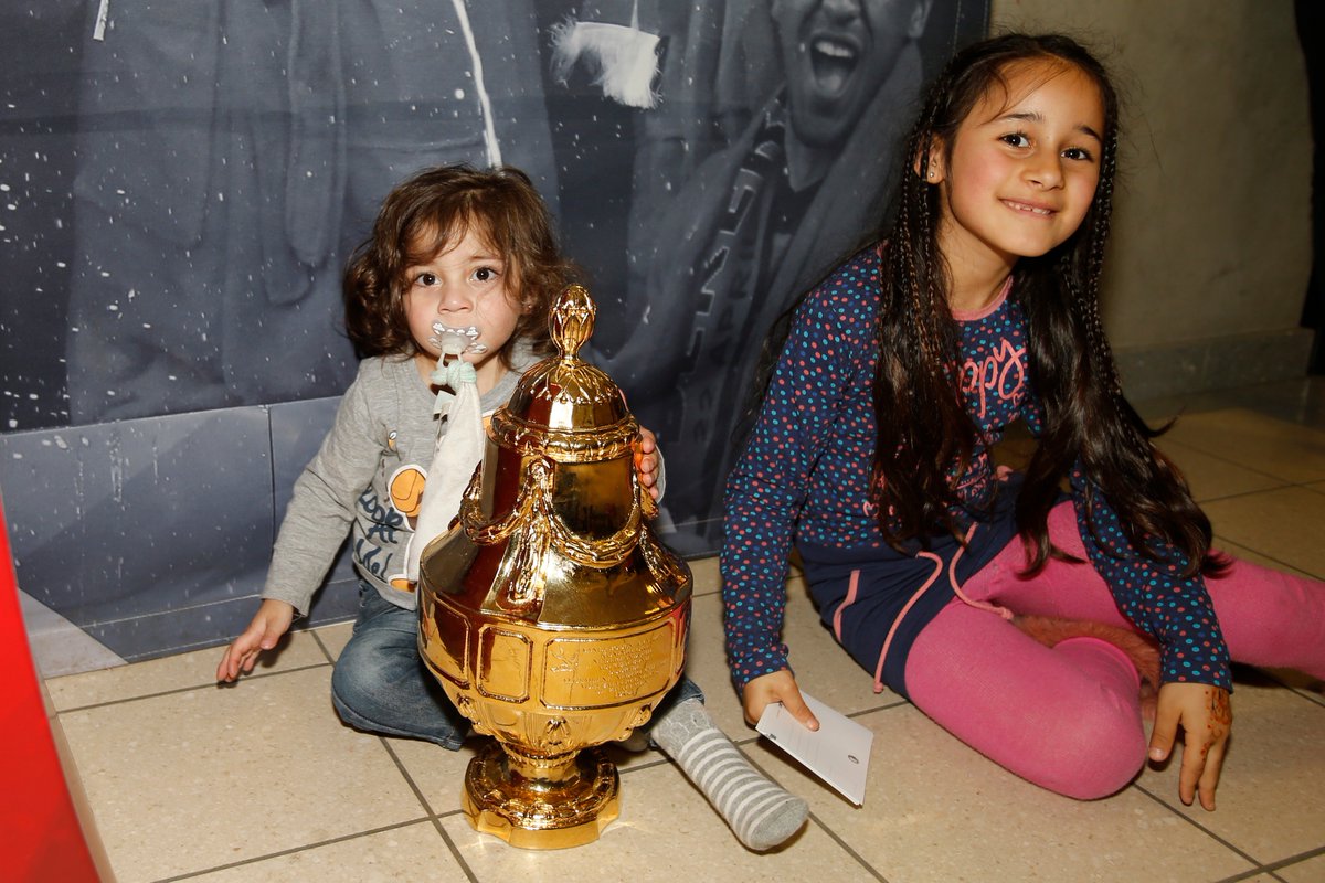 Feyenoord's tweet photo. Een gouden Feyenoord-middag in het Sophia Kinderziekenhuis met...

❤️ Een mooi geldbedrag
✍️ Handtekeningen 
🏆 Foto's met de beker
🤳 Selfies

Meer ➡️ https://t.co/tJ3Uh2Vn01 https://t.co/RlzlsJh0rR