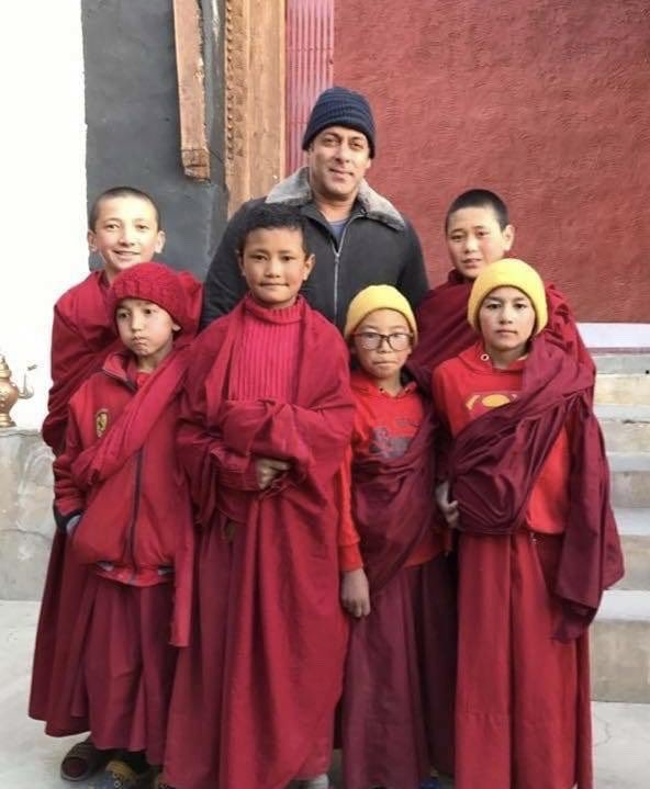 BSKFanClub's tweet photo. #SalmanKhan with cute little Monks during the shoot of #Race3 in #Leh! 😘 https://t.co/mhYfED4kXy