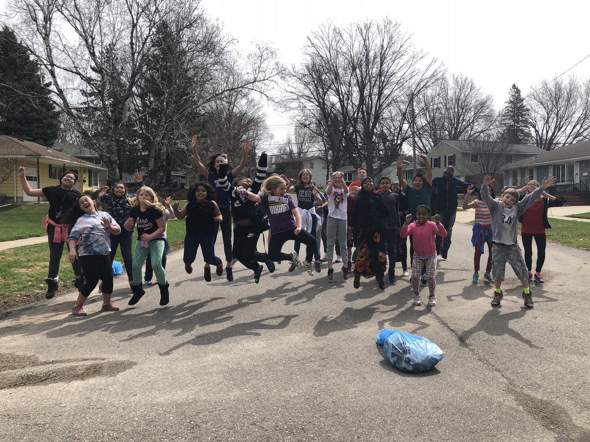 GatorIV's tweet photo. Team Blaze making the Elton Hills Commuinity a #litterbitbetter @elton_hills @ladahl https://t.co/BkUc15rN0f
