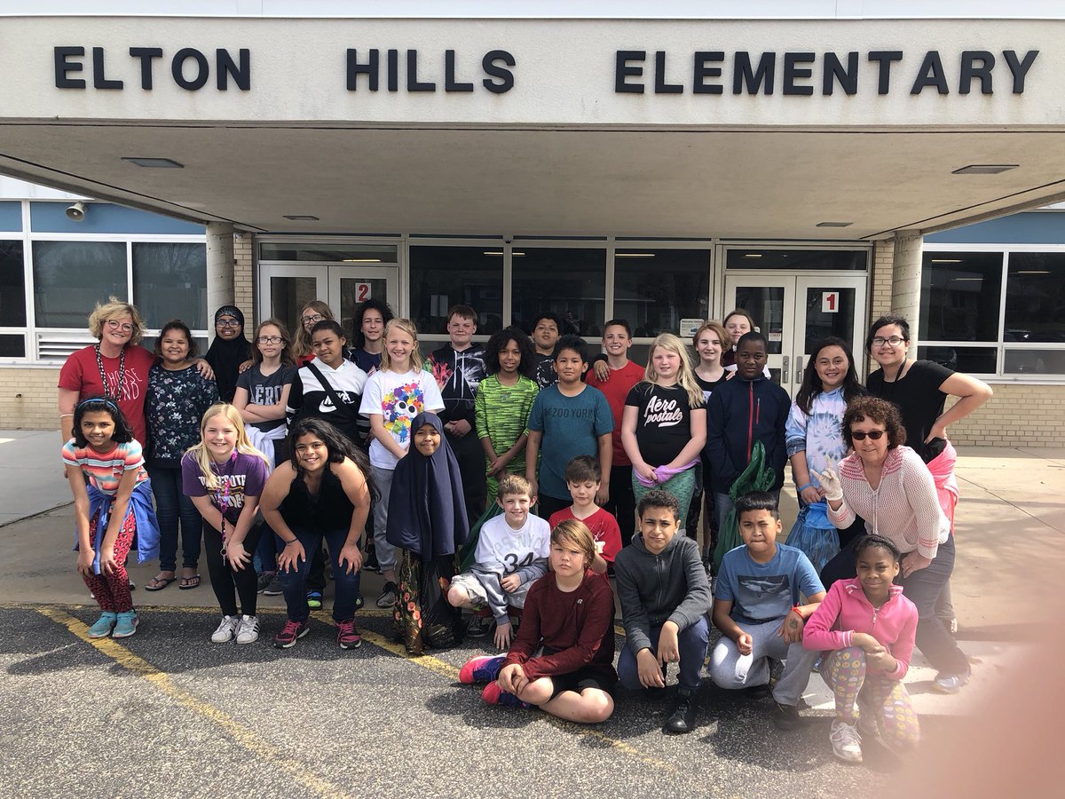 GatorIV's tweet photo. Team Blaze making the Elton Hills Commuinity a #litterbitbetter @elton_hills @ladahl https://t.co/BkUc15rN0f
