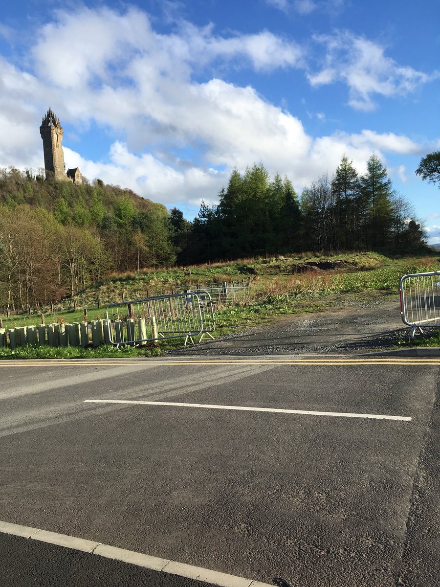 AFSRachel's tweet photo. Just left a fascinating inaugural lecture on ageing by @profianphilp to find deer grazing in sight of the Wallace monument #StirResWk @StirUni    #notabadplacetowork https://t.co/rgNiBSxaUd