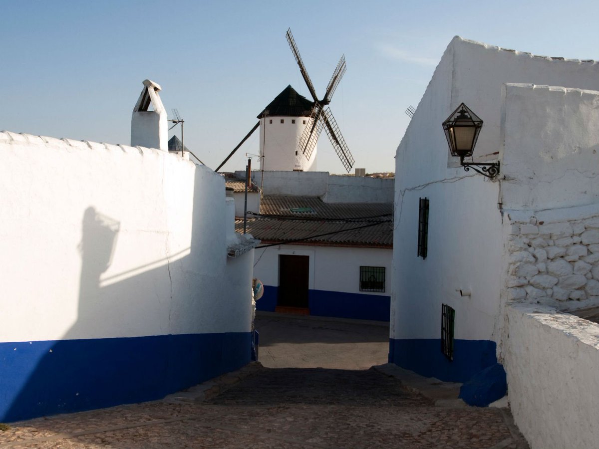 CNTravelerSpain's tweet photo. No habrás seguido los pasos de Don Quijote de la Mancha si no pisas Campo de Criptana, la localidad de los hermosos molinos y las casa de cal blanca. Si quieres seguir descubriendo los encantos de La Mancha continúa leyendo...📖
https://t.co/3fsTmThPVn https://t.co/0hc0HpA3Kx