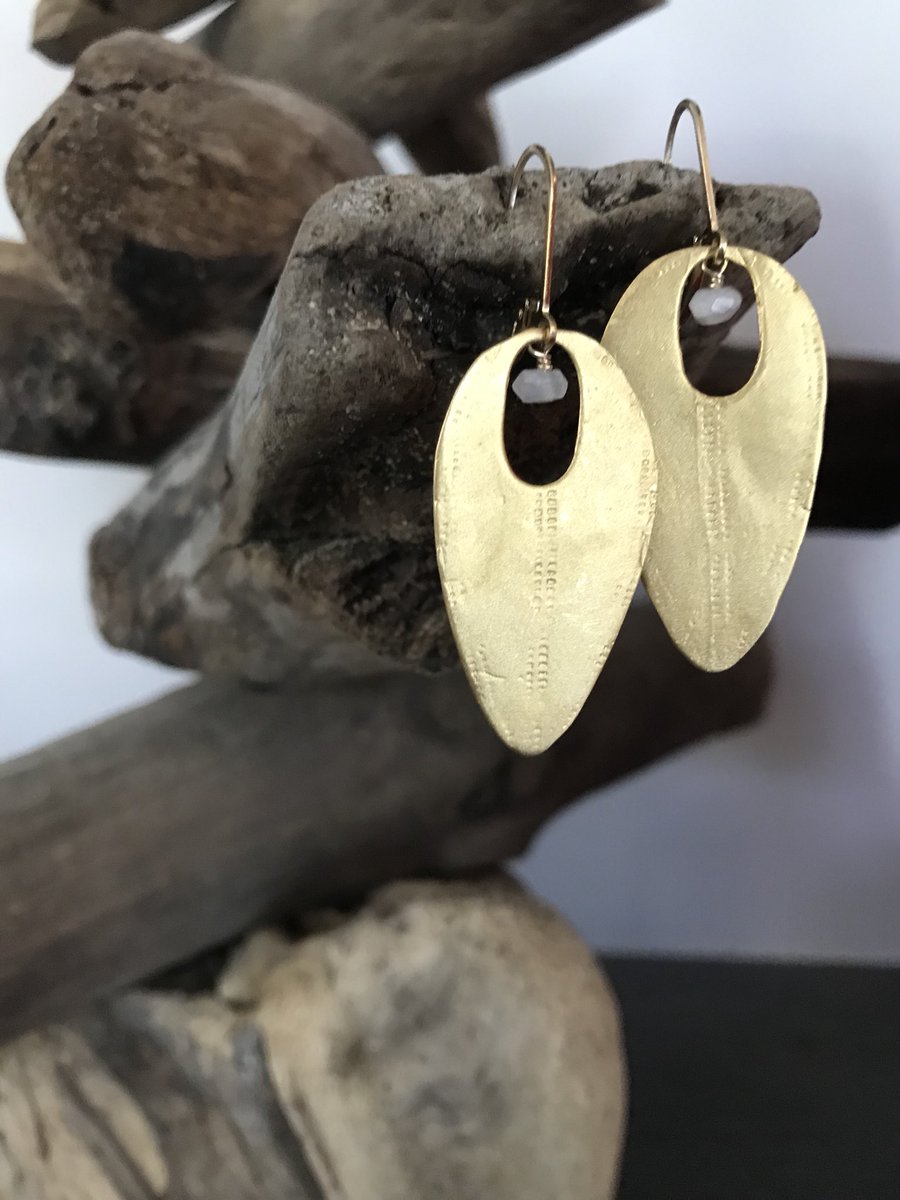 crescent_stone's tweet photo. I’ve been busy! These earrings range from $48 to $60. If you’re interested in any of them DM me ♥️ #handmade #jewelry #wedding #bridal #bridalfashion https://t.co/opCjlQVmn9