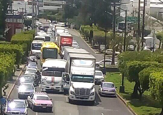 Gato_Samm's tweet photo. #Cuernnavaca Blvd. Cuauhnahuac frente al parque Solidaridad, otra de ruteros y trailers! Tránsito lento dirección #Jiutepec https://t.co/dkmDdbT2DV