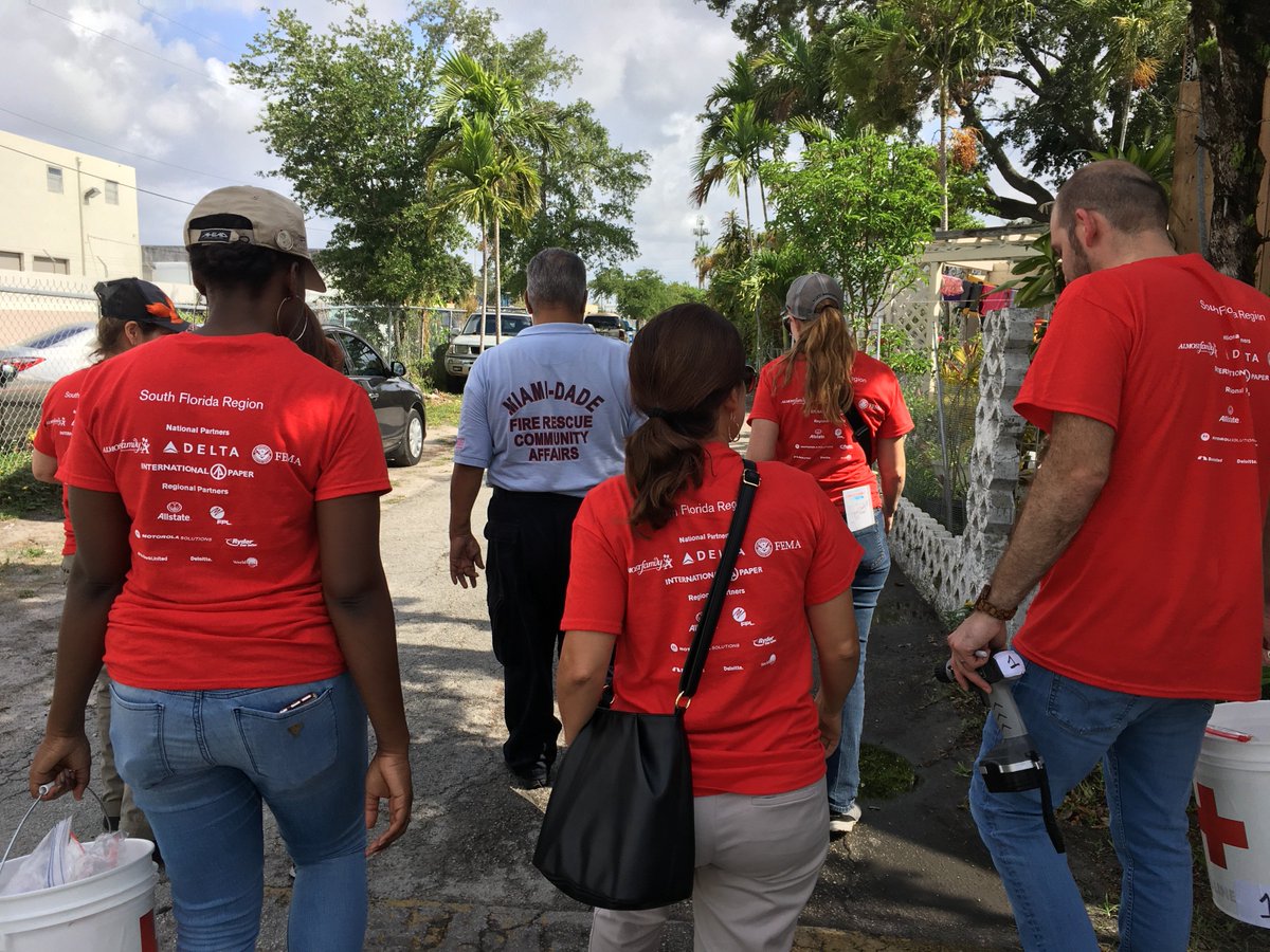 SFLRedCross's tweet image. Special thank you to @MiamiDadeFire for joining us today at the Blue Bell Mobile Home Park in #Brownsville and assisting our volunteers with smoke alarm installations!