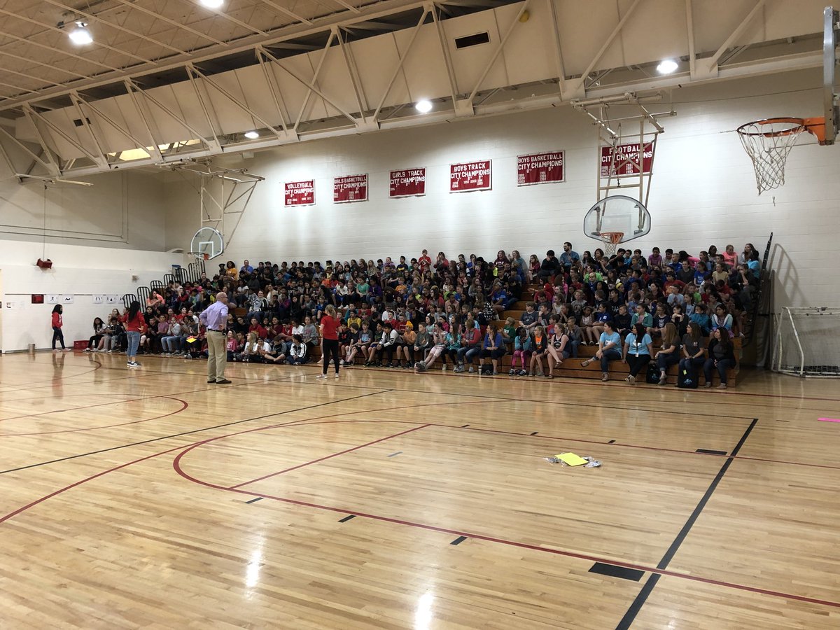 cyclonebands's tweet photo. Welcoming future 6th Grade to our school today! #proudtobesft @sftcyclones @olatheschools https://t.co/5k4ajuymzR