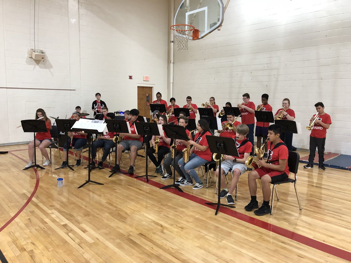 cyclonebands's tweet photo. Welcoming future 6th Grade to our school today! #proudtobesft @sftcyclones @olatheschools https://t.co/5k4ajuymzR