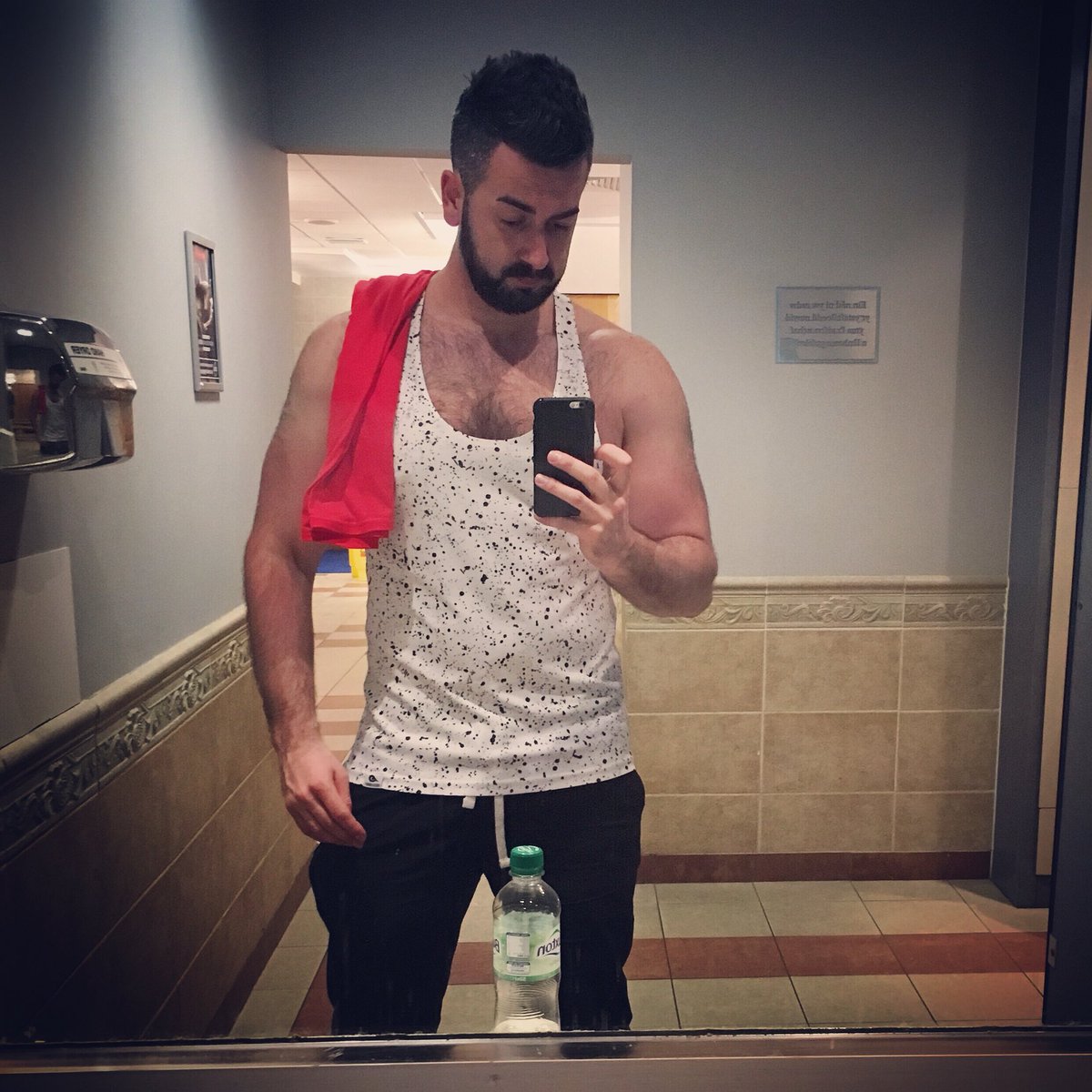 RheonJones's tweet image. Good session at @DWSportFitness Bangor! Chest and tris ✅ @MuscleMonkey #fitfam #gymlife