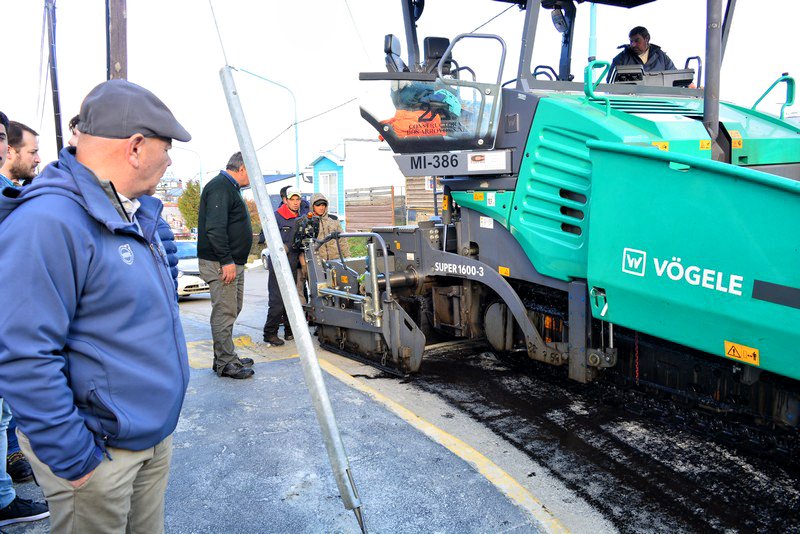 HugoRomeroTDF's tweet photo. Este medio día estuve acompañando al Intendente @WalterVuotoTDF y a la Gobernadora @RosanaBertone , en la recorrida para observar los trabajos de repavimentación que se están llevando adelante en la Avenida Magallanes. #UshuaiaMásLinda https://t.co/p1kCVw5i8b