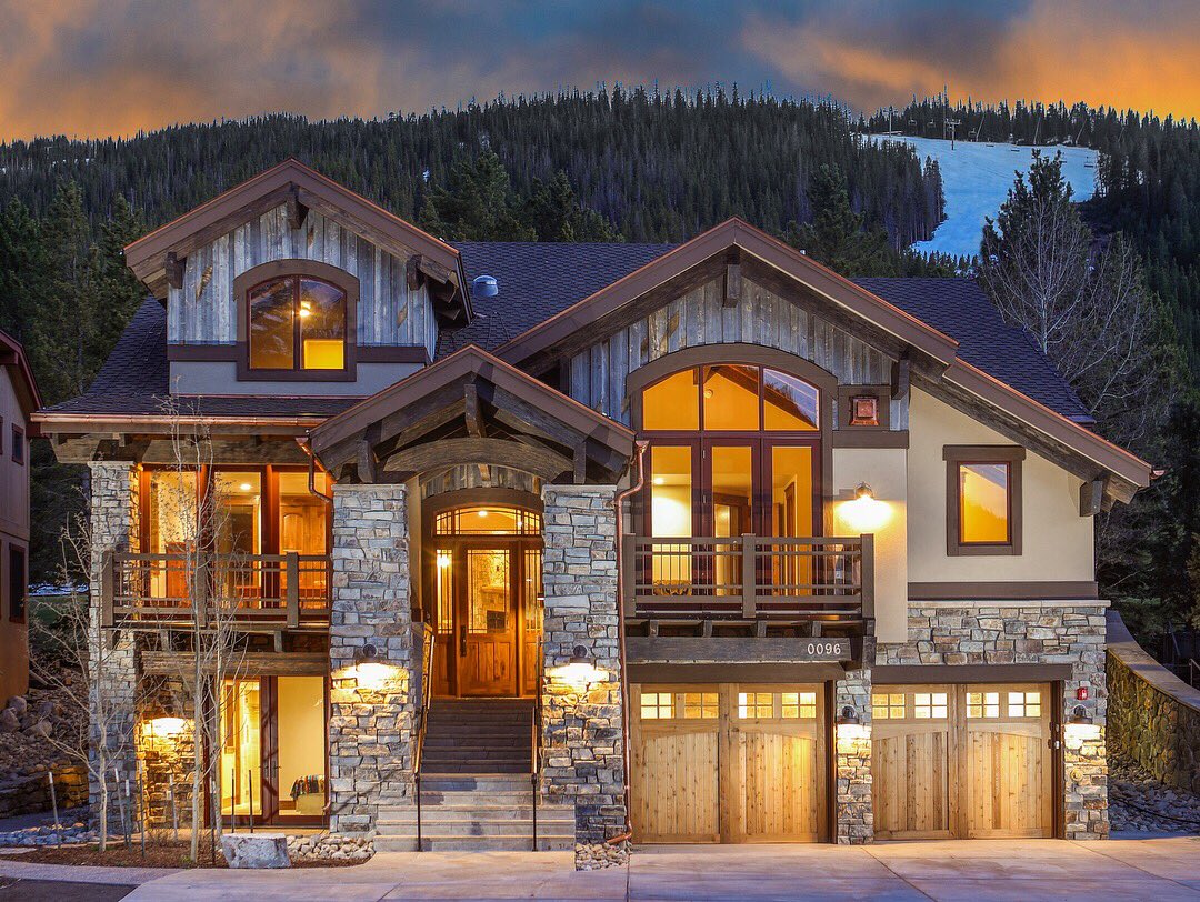 BreckRE's tweet photo. House of the Day: This beautiful ski-in/ski-out home is a true work of art |📍 96 Masters Drive | 6 Beds | 7 Baths | 5870 sq. ft. #houseoftheday #realestate #coloradohomes #luxuryhomes #mountainhomes #breckenridge #colorado #mountainliving #summitcounty #coloradorealestate https://t.co/ajmIuaYMLt