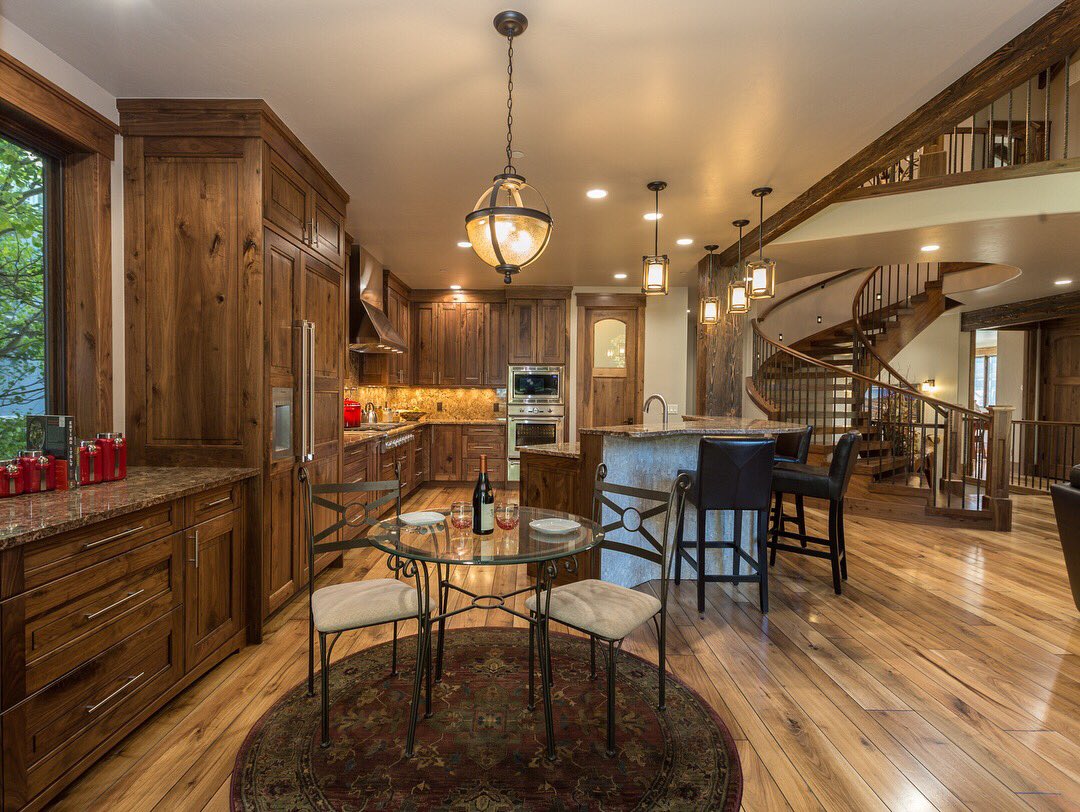 BreckRE's tweet photo. House of the Day: This beautiful ski-in/ski-out home is a true work of art |📍 96 Masters Drive | 6 Beds | 7 Baths | 5870 sq. ft. #houseoftheday #realestate #coloradohomes #luxuryhomes #mountainhomes #breckenridge #colorado #mountainliving #summitcounty #coloradorealestate https://t.co/ajmIuaYMLt
