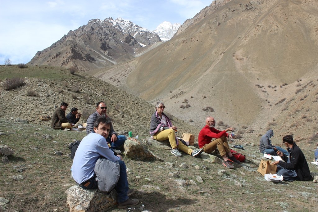 nishatriaz's tweet photo. First ever visit of @pkBritish to this amazing place. @rosemaryhilh
enjoying the very special lunch in #Thalay meadows at around 8500 ft_ just getting ready for the season; in company of #yak, #magpies, #shyokriver #snow, #seabuckkthorn
#glaciers near #K2. @GBpak #baltistan https://t.co/FaJYT5bSlZ