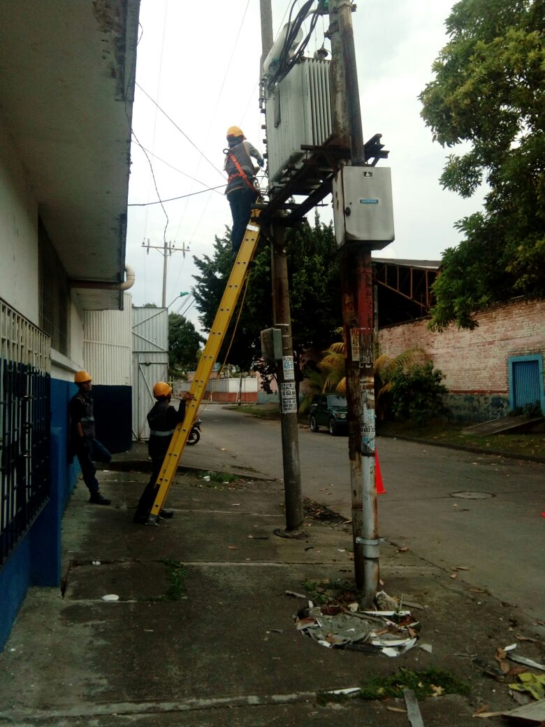 SolutrafficIng's tweet photo. ¡Proyecto Consorcio Cali Ambiental!

Nuestros colaboradores realizaron mantenimiento a semáforos de la calle 8va, ajustando su altura a 2,70cm, además de ejecutar las pruebas del cruce y un buen funcionamiento activo. 

#seguridadvial #calico #solutraffic #transito #medioambiente https://t.co/5eOaiSxHXS