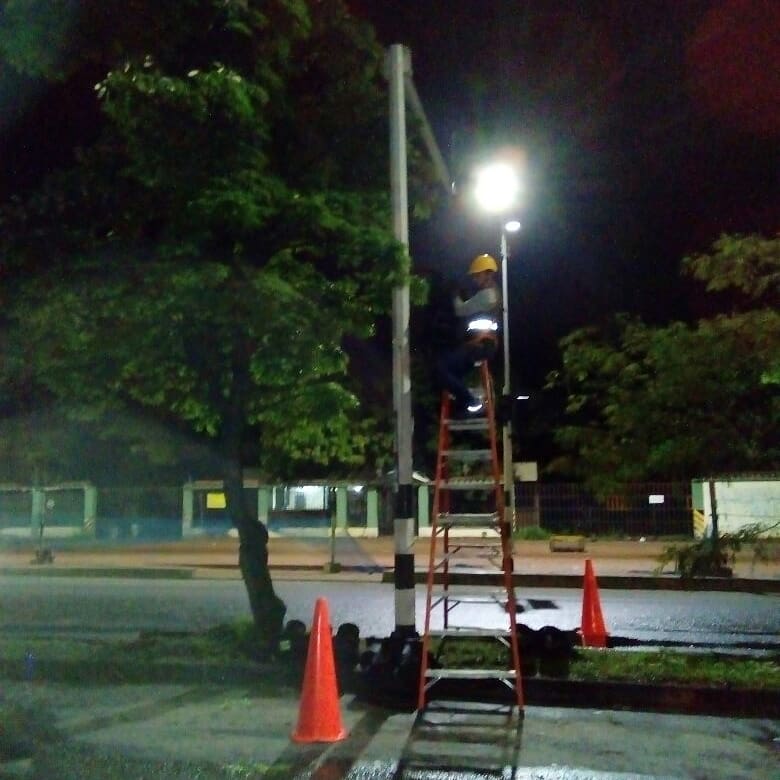 SolutrafficIng's tweet photo. ¡Proyecto Consorcio Cali Ambiental!

Nuestros colaboradores realizaron mantenimiento a semáforos de la calle 8va, ajustando su altura a 2,70cm, además de ejecutar las pruebas del cruce y un buen funcionamiento activo. 

#seguridadvial #calico #solutraffic #transito #medioambiente https://t.co/5eOaiSxHXS