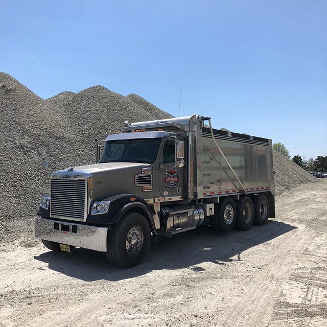 AeroAggregates's tweet photo. It’s a beautiful day to ship lightweight aggregate. This dump truck heading to NYC represents 18,000 glass bottles diverted from a landfill!  #aeroaggregates #foamedglass #aggregate #lightweight #recycle #glassrocks #geotech @loopfund https://t.co/leFBEnwCZt https://t.co/ci7ALBxJDh