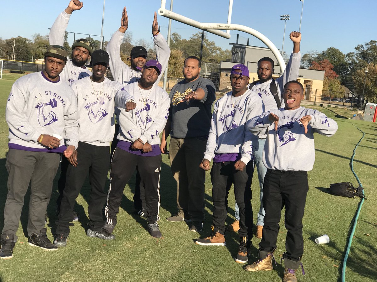 OG_BadAzz_8's tweet photo. Squad goals on these hoes.... May 2, 2018. 11 STRONG turns 3.... you know how this bout to go ๐คฆ๐พโโ๏ธ๐๐พโ๏ธ
#15forever #legandary15 #LongLive15 #HoodRatBabies https://t.co/ZDc1iAazhF