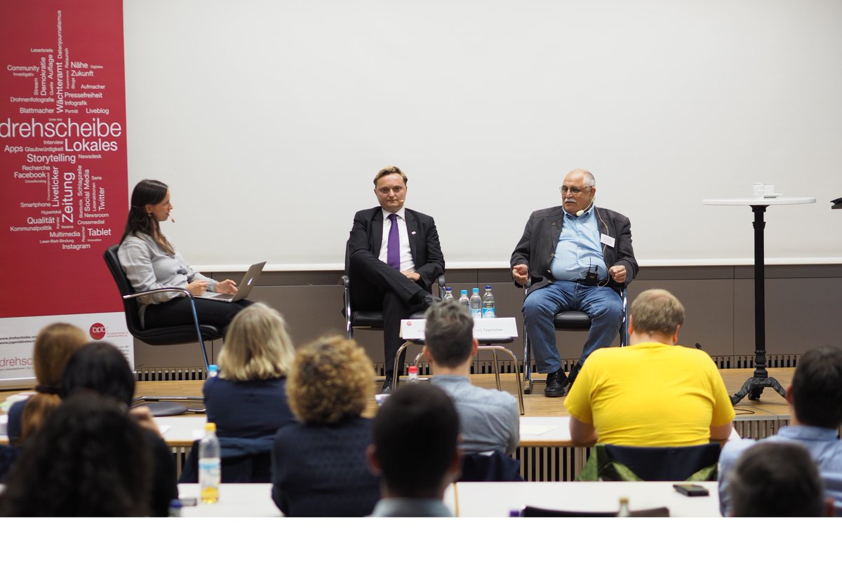 "Meine Integration ist mittlerweile so weit fortgeschritten, dass ich Laktose-Intoleranz habe." Iradj Teymurian spricht mit <a href="/CKnorz/">Christina Knorz</a> und 
<a href="/RainerKrauss/">Rainer Krauß</a> beim Kaminabend über seine Migrationsgeschichte und Erfahrungen in der Asylhilfe. #FiL18 #Redaktionskonferenz